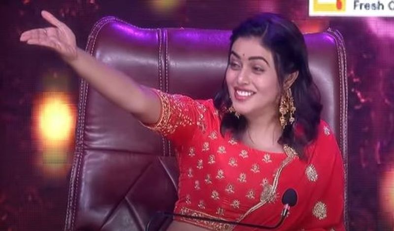దీంతో అక్కడున్న వారంతా ఆశ్చర్యానికి, షాక్కి గురయ్యారు. జడ్జ్ గా ఉన్న పూర్ణ అయితే ఆశ్చర్యం వ్యక్తం చేసింది. వారి చేష్టలు చూడలేక మతిపోయినట్టయ్యింది.