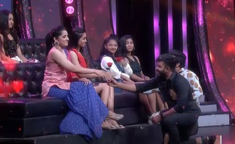 అమ్మాయి రష్మీనే ఇంతగా తన వద్దకు వచ్చి ప్రపోజ్ చేయడంతో తానేమి తక్కువ కాదని నిరూపించాడు.తాను కూడా ఓ రోజా పువ్వుని తీసుకుని రష్మీ వద్దకు వెళ్లి ప్రపోజ్ చేశాడు. అలాగే హైపర్ ఆది కూడా దీపికా వద్దకి వెల్లి ఫ్లవర్ ఇచ్చి ప్రపోజ్ చేశాడు.