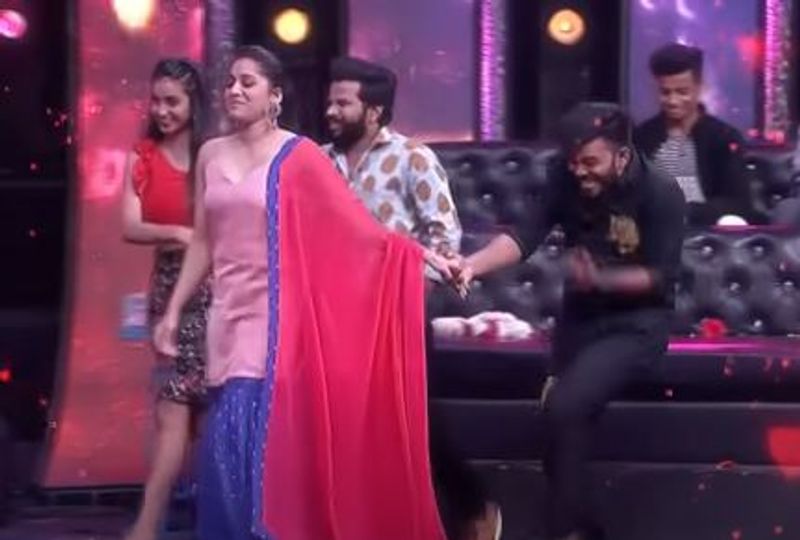 వీరిద్దరు రష్మీ చేయి పట్టుకుని సుధీర్, దీపికా పిల్లి కొంగు పట్టుకుని ఆది స్టేజ్పైనే అటు ఇటూ తిరిగారు. ఈ సెక్సీ భామలు వయ్యారాలు ఒలకబోస్తుండగా, వారి నడుము ఊపులను చూస్తూ పరవశించిపోయారు.