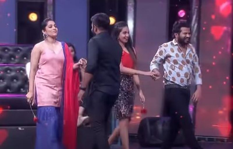 ఇక రష్మీ, సుధీర్ ఓ అడుగు ముందుకేసి డ్యూయెట్ పాడుకున్నారు. ఒకరి చేయి మరొకరు పట్టుకుని చూపులు చూపులు కలుసుకున్న శుభవేళ డ్యూయెట్ ఏసుకున్నారు.