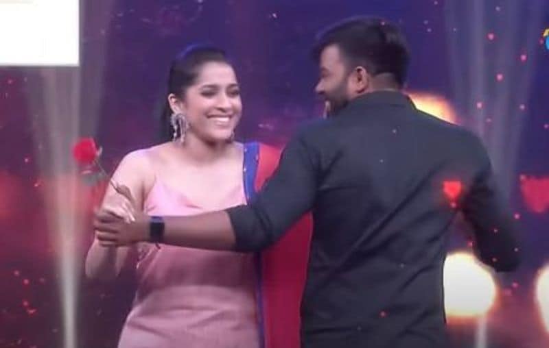 సుధీర్ ప్రపోజల్కి పరవశించిపోయిన రష్మీ ఆయన గుండెలపై వాలిపోయింది.