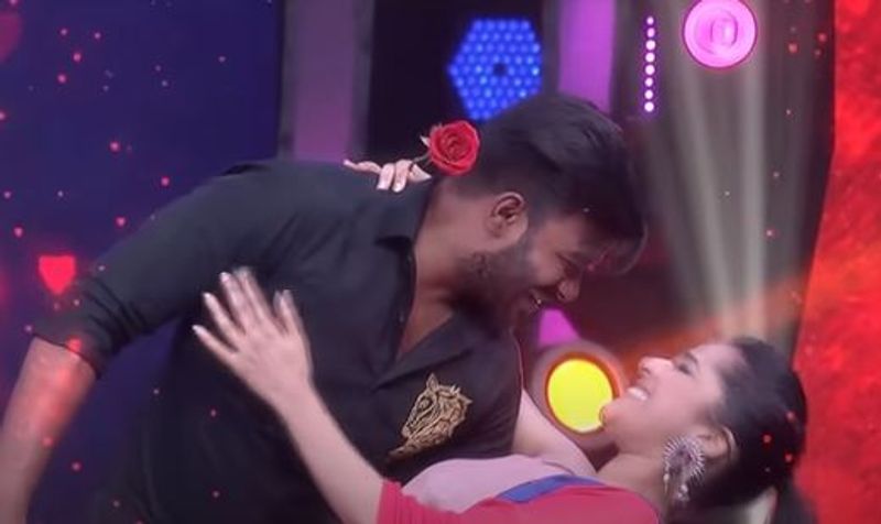 సుధీర్ సైతం ఆమెని తన చేతుల్లోకి తీసుకుని అలా రొమాంటిక్ పోజ్లోకి వెళ్లిపోయారు. ఇద్దరు లవర్స్ వేసే ఫేమస్ యాంగిల్లోకి వెళ్లిపోయారు.