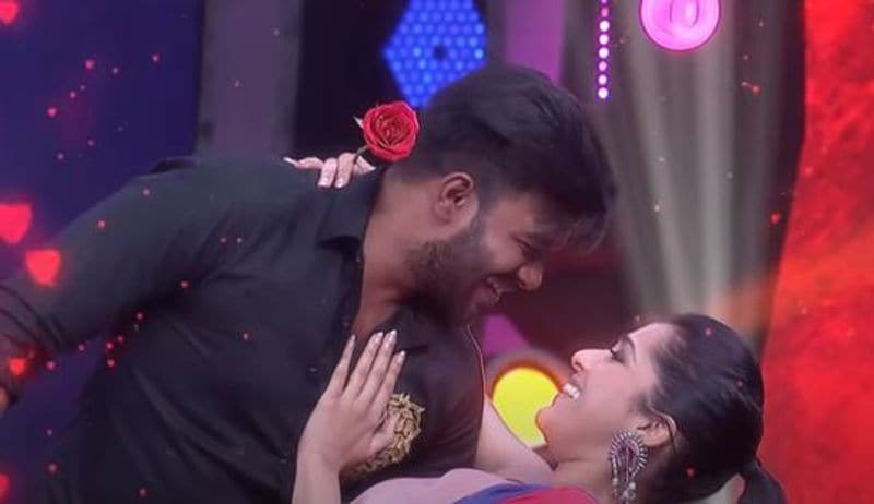 అయితే సుధీర్, రష్మీ రెచ్చిపోయారు. స్టేజ్పైనే హగులు చేసుకుంటూ తమ ప్రేమలో మునిగిపోయారు. అంతా చూస్తుండగానే అన్నీ మర్చిపోయి రొమాన్స్ కి తెరలేపారు.