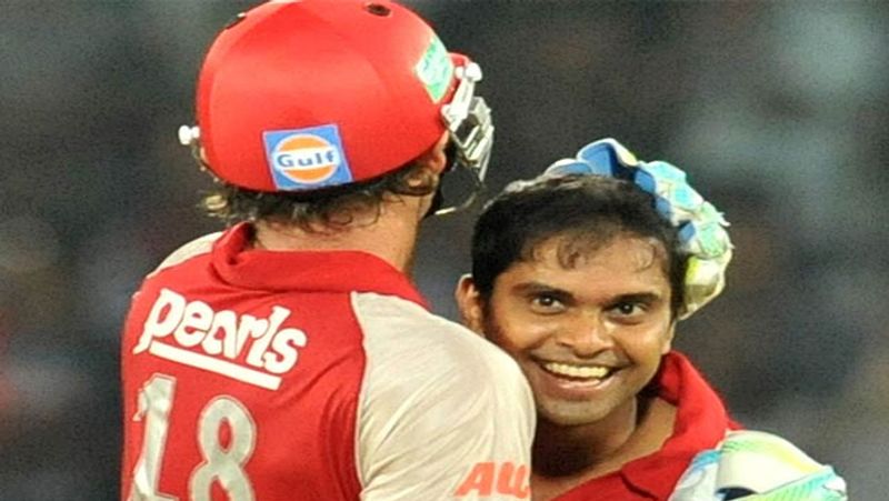 పాల్ వాల్తేటిని ఐపీఎల్ 2011లో కింగ్స్ ఎలెవన్ పంజాబ్ కొనుగోలు చేసింది. అదే సీజన్లో చెన్నై సూపర్ కింగ్స్తో జరిగిన మ్యాచ్లో 63 బంతుల్లో 19 ఫోర్లు, 2 సిక్సర్లతో 120 పరుగులు చేసిన వాల్తేటి, అజేయంగా నిలిచి పంజాబ్కి ఘన విజయాన్ని అందించాడు.