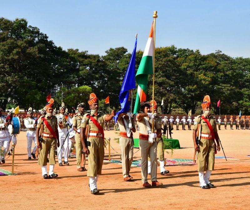 <p>ಗೃಹ ಇಲಾಖೆಯ ಹಲವು ಕಾರ್ಯಕ್ರಮಗಳಿಗೆ ಮುಖ್ಯಮಂತ್ರಿ ಸಕಲ ರೀತಿಯ ನೆರವು ನೀಡಿದ್ದಾರೆ. ಪೊಲೀಸರಿಗೆ ಮನೆ ನಿರ್ಮಿಸುವ ಯೋಜನೆಗೆ ಒಪ್ಪಿಗೆ ನೀಡಿದ್ದಾರೆ. ನಿವೃತ್ತ ಪೊಲೀಸ್ ಅಧಿಕಾರಿಗಳಿಗೆ ಆರೋಗ್ಯ ಭಾಗ್ಯ ಯೋಜನೆಯನ್ನು ವಿಸ್ತರಣೆಗೆ 20 ಕೋಟಿ ಅನುದಾನವನ್ನು ಮುಖ್ಯಮಂತ್ರಿಗಳು ನೀಡಿದ್ದಾರೆ. ಇದರಲ್ಲಿ ಈಗಾಗಲೇ .7 ಕೋಟಿ ಬಿಡುಗಡೆ ಸಹ ಆಗಿದೆ. ಪೊಲೀಸ್ ಇಲಾಖೆಯಲ್ಲಿ ಖಾಲಿ ಹುದ್ದೆ ಭರ್ತಿಗೆ ಕೂಡಾ ಅವರು ಸಮ್ಮತಿಸಿದ್ದಾರೆ ಎಂದು ತಿಳಿಸಿದರು.</p>