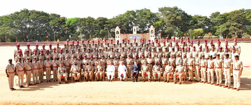 <p>ಇದೇ ವೇಳೆ ಗಣನೀಯ ಸೇವೆ ಸಲ್ಲಿಸಿದ 120 ಪೊಲೀಸರಿಗೆ ಮುಖ್ಯಮಂತ್ರಿ ಬಿ.ಎಸ್.ಯಡಿಯೂರಪ್ಪ ಅವರು ಮುಖ್ಯಮಂತ್ರಿಗಳ ಪದಕವನ್ನು ಪ್ರದಾನ ಮಾಡಿದರು. ಕಾರ್ಯಕ್ರಮದಲ್ಲಿ ಸರ್ಕಾರದ ಮುಖ್ಯ ಕಾರ್ಯದರ್ಶಿ ಪಿ.ರವಿಕುಮಾರ್, ಗೃಹ ಇಲಾಖೆ ಹೆಚ್ಚುವರಿ ಮುಖ್ಯ ಕಾರ್ಯದರ್ಶಿ ರಜನೀಶ್ ಗೋಯೆಲ್, ರಾಜ್ಯ ಪೊಲೀಸ್ ಮಹಾನಿರ್ದೇಶಕ ಪ್ರವೀಣ್ ಸೂದ್ ಸೇರಿದಂತೆ ಹಿರಿಯ ಅಧಿಕಾರಿಗಳು ಉಪಸ್ಥಿತರಿದ್ದರು.</p>