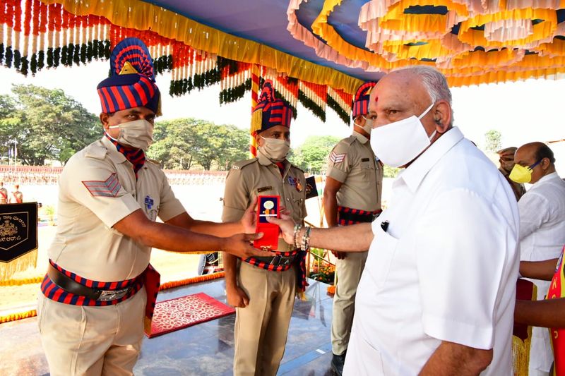 <p>ದೇಶದಲ್ಲಿ ದಕ್ಷ ಮತ್ತು ಪ್ರಾಮಾಣಿಕತೆಗೆ ಕರ್ನಾಟಕ ಪೊಲೀಸರು ಒಳ್ಳೆಯ ಹೆಸರು ಸಂಪಾದಿಸಿದ್ದಾರೆ. ಆ ಗೌರವವನ್ನು ಉಳಿಸಿ-ಬೆಳೆಸುವುದು ನಿಮ್ಮ (ಪೊಲೀಸರ) ಕರ್ತವ್ಯವಾಗಿದೆ ಎಂದು ಮುಖ್ಯಮಂತ್ರಿ ಬಿ.ಎಸ್.ಯಡಿಯೂರಪ್ಪ ಹೇಳಿದ್ದಾರೆ.</p>