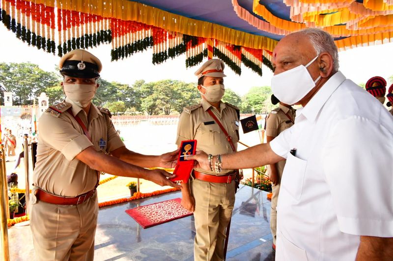 <p>ಶುಕ್ರವಾರ ಕೋರಮಂಗಲದ ಕೆಎಸ್ಆರ್ಪಿ ಪರೇಡ್ ಮೈದಾನದಲ್ಲಿ ರಾಜ್ಯ ಪೊಲೀಸ್ ಇಲಾಖೆ ಆಯೋಜಿಸಿದ್ದ ‘ಪೊಲೀಸ್ ಧ್ವಜ ದಿನಾಚರಣೆ ಹಾಗೂ ಮುಖ್ಯಮಂತ್ರಿ ಪದಕ ಪ್ರದಾನ ಕಾರ್ಯಕ್ರಮ’ದಲ್ಲಿ ಪಾಲ್ಗೊಂಡು ಅವರು ಮಾತನಾಡಿದರು. ಸಂಕೀರ್ಣ ಪ್ರಕರಣಗಳ ಕ್ಲಿಷ್ಟಕರ ಪರಿಸ್ಥಿತಿಯಲ್ಲೂ ಪೊಲೀಸರು ಸಹನೆ ಕಳೆದುಕೊಳ್ಳದೆ ಅತ್ಯಂತ ಚಾಣಾಕ್ಷತನದಿಂದ ಭೇದಿಸುವಲ್ಲಿ ಯಶಸ್ವಿಯಾಗಿದ್ದಾರೆ. ಸೈಬರ್ ಅಪರಾಧ ಕೃತ್ಯಗಳನ್ನು ಪೊಲೀಸರು ಪತ್ತೆ ಮಾಡಿದ್ದಾರೆ. ಬ್ಯಾಂಕುಗಳಲ್ಲಿ ವಂಚನೆ ಕೃತ್ಯಗಳನ್ನು ಆರ್ಬಿಐ ಸಹಕಾರದಲ್ಲಿ ನಿಯಂತ್ರಿಸಿದ್ದೇವೆ. ಆದ್ದರಿಂದಲೇ ಕರ್ನಾಟಕ ಪೊಲೀಸರಿಗೆ ದೇಶದಲ್ಲೇ ಅತ್ಯುತ್ತಮ ಹೆಸರು ಕೀರ್ತಿ ಸಂದಿದೆ. ಆದರೂ ಟೀಕೆ ಟಿಪ್ಪಣೆ ಕೇಳಿಬರುತ್ತವೆ. ವೃತ್ತಿ ಜೀವನದಲ್ಲಿ ಇವೆಲ್ಲ ಸರ್ವೆ ಸಾಮಾನ್ಯ ವಿಷಯ ಎಂದರು.</p>