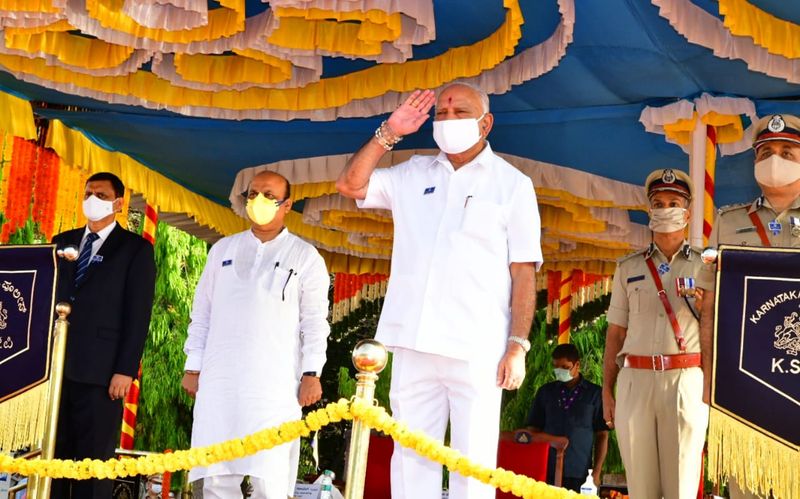 <p>ರಾಜ್ಯಕ್ಕೆ ಕಂಟಕವಾಗಿದ್ದ ಮಾದಕ ವಸ್ತು ಮಾಫಿಯಾವನ್ನು ಸದೆ ಬಡೆದಿದ್ದು ನಮ್ಮ ಹೆಮ್ಮೆಯ ಪೊಲೀಸರು. ರಾಜ್ಯದಲ್ಲಿ ಡ್ರಗ್ಸ್ ಮಾಫಿಯಾವನ್ನು ತಾರ್ಕಿಕವಾಗಿ ಅಂತ್ಯ ಕಾಣಿಸಲಾಗುತ್ತದೆ. ಈ ಜಾಲದಲ್ಲಿದ್ದ ಪ್ರಭಾವಿಗಳು ಜೈಲು ಸೇರಿದ್ದಾರೆ. ಸೈಬರ್ ಕ್ರೈಂ ಪತ್ತೆಯಲ್ಲಿ ಪೊಲೀಸರು ದಕ್ಷತೆ ಮೆರೆದಿದ್ದಾರೆ. ಕಾಲೇಜು ವಿದ್ಯಾರ್ಥಿನಿಯರಿಗೆ ಸ್ವಯಂ ರಕ್ಷಣೆ ಕುರಿತಂತೆ ತರಬೇತಿ ನೀಡುವ ಚಿಂತನೆ ಇದೆ. ಕೆಲವು ಸಂದರ್ಭದಲ್ಲಿ ಮಹಿಳೆಯರೇ ತಮ್ಮನ್ನು ತಾವು ರಕ್ಷಣೆ ಮಾಡಿಕೊಳ್ಳಬೇಕು. ಇದಕ್ಕಾಗಿ ಅನುಭವಿ ಅಧಿಕಾರಿಗಳಿಂದ ತರಬೇತಿ ಕೊಡಿಸಲಾಗುತ್ತದೆ ಎಂದು ಹೇಳಿದರು.</p>