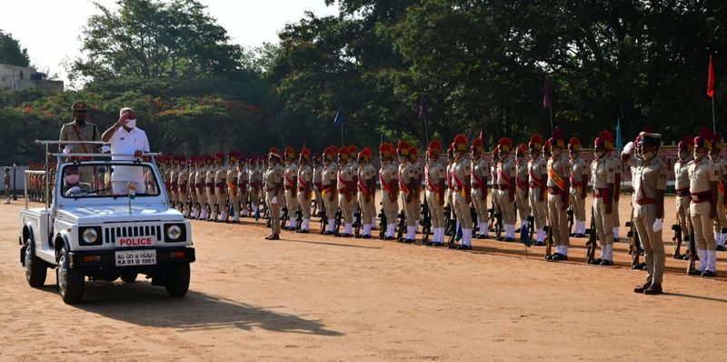 <p>ಕಾರ್ಯಕ್ರಮ ಉದ್ಘಾಟಿಸಿ ಮಾತನಾಡಿದ ಅವರು, ದೇಶವೇ ಮೆಚ್ಚುವಂತೆ ರಾಜ್ಯ ಪೊಲೀಸರು ಕಾರ್ಯನಿರ್ವಹಿಸಿದ್ದಾರೆ. ರಾಜ್ಯದಲ್ಲಿ ಪೊಲೀಸರ ನಿಸ್ವಾರ್ಥ ಸೇವೆಯಿಂದ ಶಾಂತಿ ನೆಲೆಯೂರಲು ಸಾಧ್ಯವಾಗಿದೆ. ಶಾಂತಿ ನೆಲೆವೀಡಾದ ಕರ್ನಾಟಕದಲ್ಲಿ ಭಯೋತ್ಪಾದಕ ಮತ್ತು ನಕ್ಸಲ್ ಚಟುವಟಿಕೆಗಳು ನಡೆಯುತ್ತಿದ್ದವು. ಜೀವದ ಹಂಗನ್ನು ತೊರೆದು ಆ ಸಮಾಜಘಾತುಕ ಶಕ್ತಿಗಳನ್ನು ಸೆದೆ ಬಡಿಯುವಲ್ಲಿ ಪೊಲೀಸರ ಕರ್ತವ್ಯ ನಿಷ್ಠೆಗೆ ಅಭಾರಿಯಾಗಿದ್ದೇನೆ ಎಂದು ಪ್ರಶಂಸಿಸಿದರು.</p>