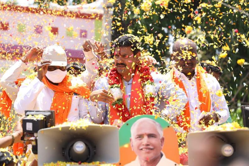 <p>ಮಸ್ಕಿ ಉಪಚುನಾವಣೆ ನಿಮಿತ್ತ ಮುದಗಲ್ ಪಟ್ಟಣದಲ್ಲಿ ಮಾತನಾಡಿದ ಅವರು, ಮತದಾರರನ್ನು ಓಲೈಸಲು ಕಾಂಗ್ರೆಸ್ ಹಣ, ಹೆಂಡದ ಮೊರೆ ಹೋಗುತ್ತಿದೆ. ಈ ಹಿಂದೆ ರಾಜ್ಯದಲ್ಲಿ ನಡೆದ ಉಪಚುನಾವಣೆಗಳ ಫಲಿತಾಂಶ ಈಗಿನ ಉಪಚುನಾವಣೆಗೆ ದಿಕ್ಸೂಚಿಯಾಗಿದೆ ಎಂದು ತಿಳಿಸಿದ್ದಾರೆ.</p>