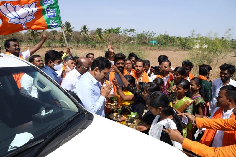 <p>ಮಸ್ಕಿ ಉಪಚುನಾವಣೆಗೆ ಪಕ್ಷದ ವರಿಷ್ಠರು ನನಗೆ ನೀಡಿರುವ ಜವಾಬ್ದಾರಿ ಹಿನ್ನೆಲೆಯಲ್ಲಿ ಇಂದಿನಿಂದ ಉಪಚುನಾವಣೆ ಪ್ರಚಾರ ಕಾರ್ಯ ಆರಂಭಿಸಿದ್ದು, ಮುದಗಲ್ ಪಟ್ಟಣದಲ್ಲಿಯೇ ವಾಸ್ತವ್ಯ ಮಾಡಿ ಅಖಾಡಕ್ಕೆ ರೂಪುರೇಷಗಳನ್ನು ಮಾಡಲಾಗುವುದು ಎಂದರು.</p>