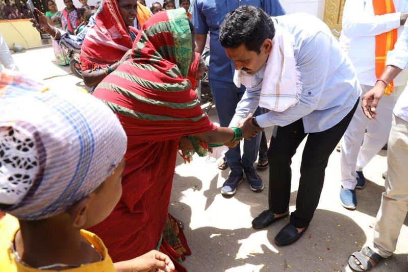 <p>ಈ ಸಂದರ್ಭದಲ್ಲಿ ಹಟ್ಟಿಚಿನ್ನದ ಗಣಿ ಕಂಪನಿಯ ಅಧ್ಯಕ್ಷ ಮಾನಪ್ಪ ವಜ್ಜಲ್, ಸುರಪುರ ಶಾಸಕ ರಾಜೂಗೌಡ, ಹಾಸನ ಶಾಸಕ ಪ್ರೀತಂ ಗೌಡರು, ಕುರಿ ಉಣ್ನೆ ನಿಗಮದ ಅಧ್ಯಕ್ಷ ಶರಣು ತಳ್ಳಿಕೇರಿ ಇದ್ದರು.</p>