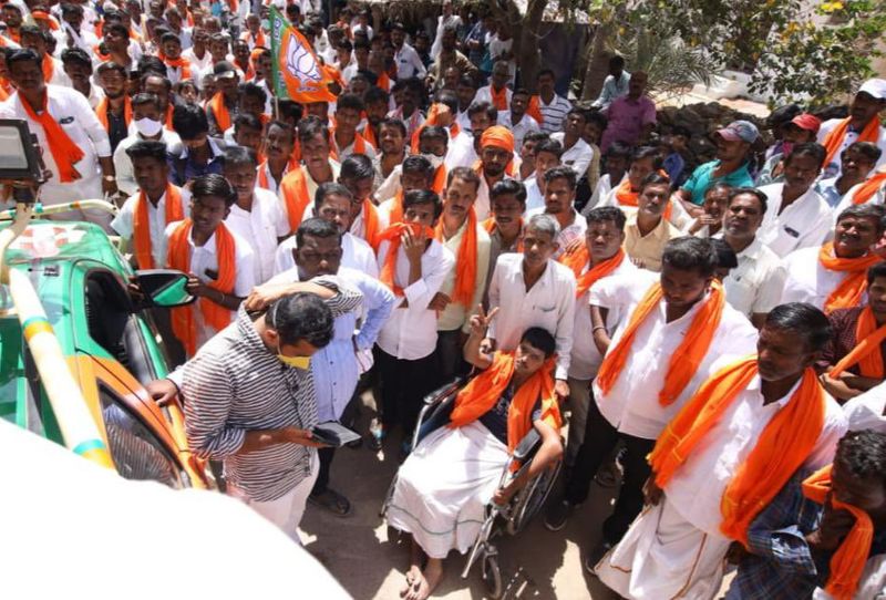 <p>ಗ್ರಾಮೀಣಾಭಿವೃದ್ಧಿ ಸಚಿವ ಕೆ.ಎಸ್.ಈಶ್ವರಪ್ಪ ಅವರು ಸಿಎಂ ವಿರುದ್ಧ ರಾಜ್ಯಪಾಲರಿಗೆ ದೂರು ನೀಡಿರುವುದರ ಬಗ್ಗೆ ಪ್ರತಿಕ್ರಿಯಿಸಿದ ವಿಜಯೇಂದ್ರ, ಈ ಕುರಿತು ಶೀರ್ಘವೇ ಈಶ್ವರಪ್ಪರೊಂದಿಗೆ ಚರ್ಚಿಸಿ ಪರಿಹಸಿಕೊಳ್ಳಲಾಗುವುದು. ಕೆಲ ಭಿನ್ನಾಭಿಪ್ರಾಯಗಳನ್ನು ಕುಳಿತು ಬಗೆಹರಿಸಿಕೊಂಡು ರಾಜ್ಯದ ಅಭಿವೃದ್ಧಿಗೆ ಶ್ರಮಿಸಲಾಗುವುದು. ಸಿಡಿ ಪ್ರಕರಣವು ಉಪಚುನಾವಣೆ ಮೇಲೆ ಪರಿಣಾಮ ಬೀರುವುದಿಲ್ಲ. ಪ್ರಕರಣವು ಎಸ್ಐಟಿ ತನಿಖೆಯಡಿಯಲ್ಲಿದ್ದು, ವರದಿ ಸಲ್ಲಿಕೆ ಬಳಿಕ ಸತ್ಯ ಬಹಿರಂಗವಾಗಲಿದೆ. ಯಾರನ್ನು ಬಂಧಿಸಬೇಕು ಎನ್ನುವುದು ತನಿಖಾ ತಂಡವೇ ತೀರ್ಮಾನಿಸುತ್ತದೆ ಎಂದರು.</p>