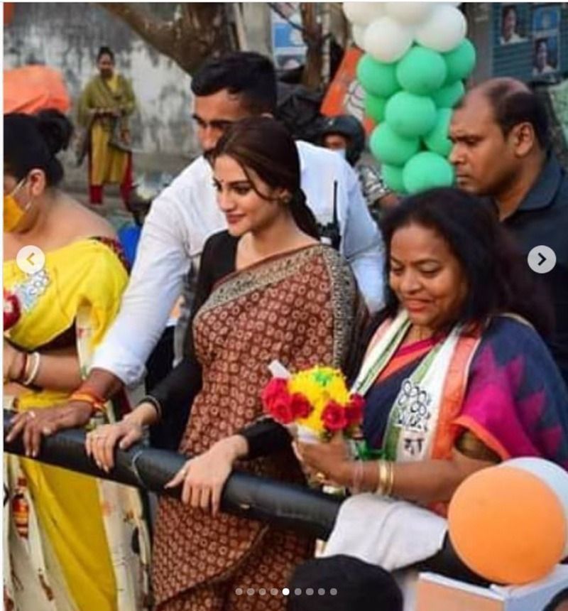 <p>বাদামি -কালো সুতির শাড়ি, সঙ্গে ফুল হাতা ব্লাউজ পরে বাড়ির মেয়ের মতোই রাস্তায় নেমেছিলেন ভিড়। সাংসদ অভিনেত্রীকে দেখতে উপচে পড়ছে ভিড়।</p>