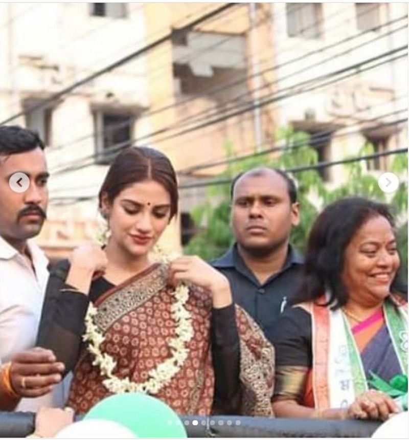 <p><br />
শেষমুহূর্তের ভোটপ্রচারে দাঁপিয়ে বেড়ালেও দিনের শেষে ছবিটা যেন পুরো উল্টো। নায়িকার বিপরীত ছবিটি যে আদ্যোপান্ত সংসারী নারীর তা হয়তো এতদিনে অনেকেই জানতেন না।</p>