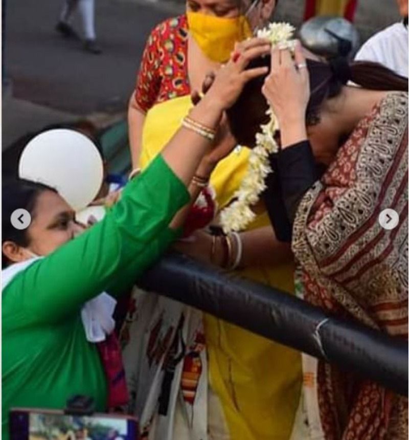 <p>এমনকী অনুরাগীদের দেওয়া ফুলের মালা পরে ঘুরেছেন অভিনেত্রী।<br />
</p>