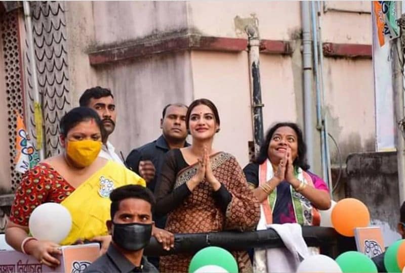 <p>বিধানসভা নির্বাচনজোরকদমে চলছে ভোটের প্রচার। ইতিমধ্যেই ভোটের প্রচারে বেরিয়ে গেছেন বসিরহাটের সাংসদ অভিনেত্রী নুসরত জাহান। <br />
</p>