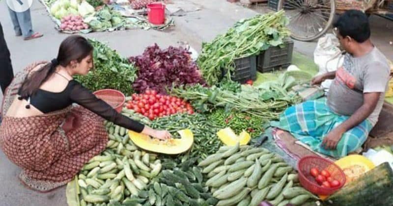 <p><br />
রাস্তার ধারে বসা সব্জির দোকান থেকে হাঁটু মুড়ে বসে গরমের শাক, পটল কুমড়ো, ঝিঙে, বেগুন , টমোটা কিনে নিলেন সাংসদ অভিনেত্রী। নুসরতের ফ্যান ক্লাবের পক্ষ থেকেই এই ছবি ছড়িয়ে পড়েছে অন্তর্জালে।</p>