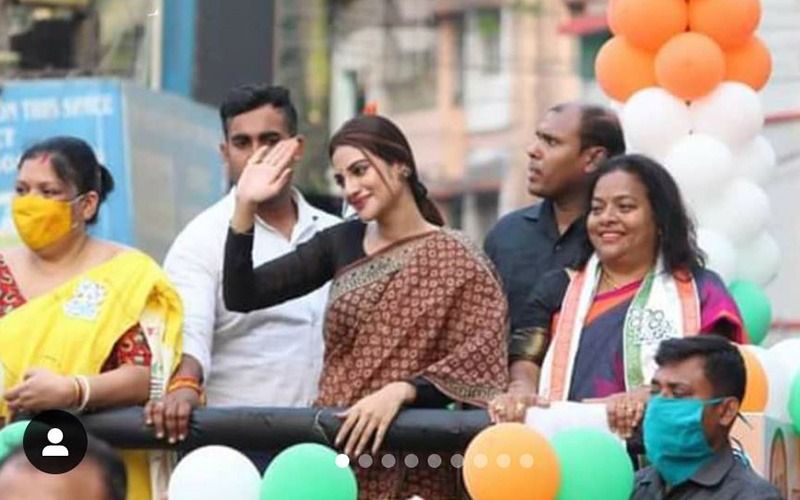 <p>দিন-রাত এক করে হাড্ডাহাড্ডি লড়াইয়ে কেউ কাউকে একচুল জমি ছাড়তে নারাজ। চড়া রোদের মধ্যেই হুড খোলা গাড়িতে বেহালা পূর্বের প্রার্থী রত্না চট্টোপাধ্যায়ের সমর্থনে প্রচার চালাচ্ছেন নুসরত জাহান। </p>