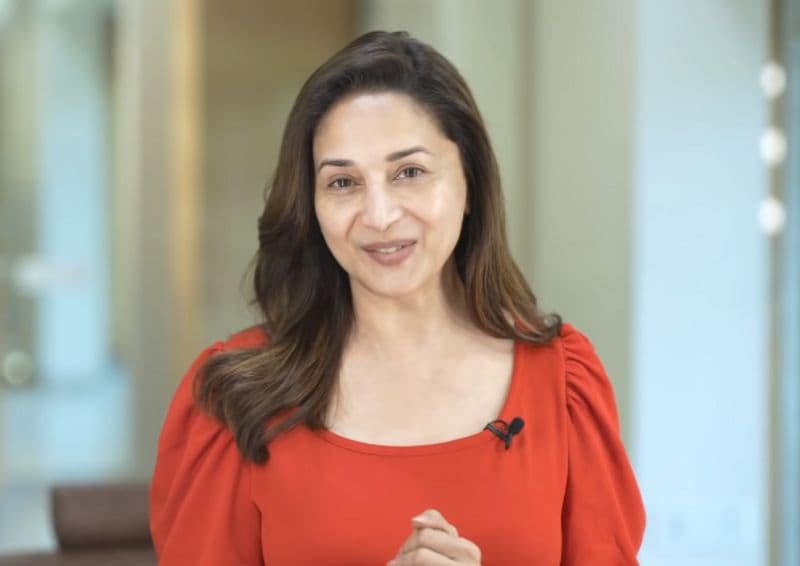 <p>ಇತ್ತೀಚೆಗೆ ನಟಿ ಮಧ್ಯಾಹ್ನ ಮೀಟಿಂಗ್ಗೆ ಹೊರಡುವ ಮೊದಲು ಕೆಲವು ಸಲಹೆಗಳು ಮತ್ತು ತಂತ್ರಗಳೊಂದಿಗೆ ತನ್ನ ದೈನಂದಿನ ಮೇಕ್ಅಪ್ ಲುಕ್ನ ವಿವರವಾದ ವೀಡಿಯೊವನ್ನು ಹಂಚಿಕೊಂಡಿದ್ದಾರೆ.</p>
