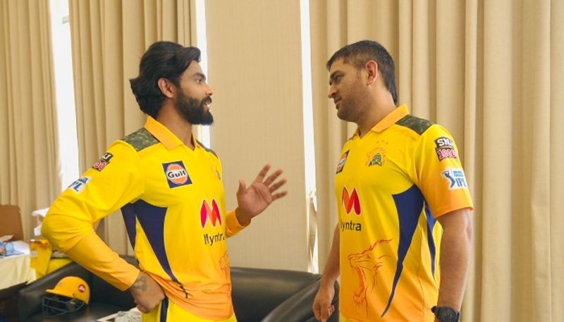 మహేంద్ర సింగ్ ధోనీ రిటైర్ అయితే చెన్నై సూపర్ కింగ్స్ కొత్త కెప్టెన్గా ఎవరు ఉంటారనేదానిపై తీవ్ర స్థాయిలో చర్చ జరుగుతోంది. కొందరు సురేశ్ రైనాకి సీఎస్కే కెప్టెన్సీ దక్కొచ్చని భావిస్తుంటే, మరికొందరు రవీంద్ర జడేజాకి కెప్టెన్సీ దక్కొచ్చని అంచనా వేస్తున్నారు.