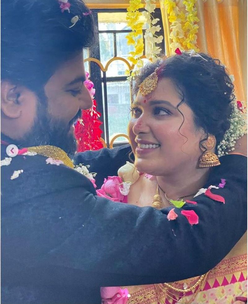 <p><br />
দীর্ঘদিনের বন্ধু অমিত ভাটিয়ার সঙ্গে নতুন জীবন শুরু করলেন দেবশ্রী। হাতেগোনা অতিথিতেই ধুমধাম করে অনুষ্ঠিত হল দেবশ্রীর বিয়ের অনুষ্ঠান।</p>
