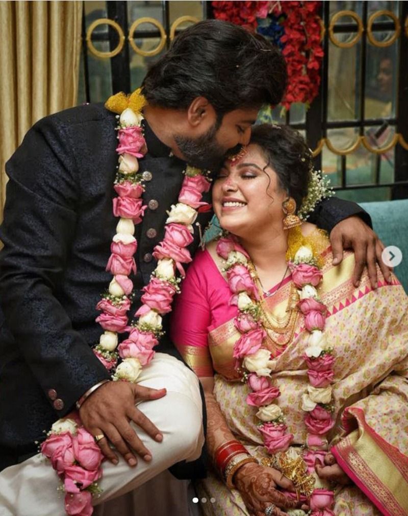 <p>সূত্রের খবর, ২০১৪ সালে কাজের সূত্রেই আলাপ অমিত-দেবশ্রীর। দীর্ঘদিনের বন্ধুকে ২০২১ সালে ভ্যালেন্টাইন ডে-র দিন প্রপোজ করেন অমিত। তারপরেই ২ এপ্রিল বিয়ে।</p>