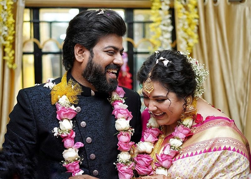 <p>প্রথমসারির সংবাদমাধ্যমকে দেবশ্রী জানিয়েছেন, দীর্ঘ ৭ বছরের বন্ধুত্ব হলে প্রেমের বয়স মাত্র ২৮ দিন। প্রাক্তন সহকর্মী অমিত ভাটিয়ার গলায় মালা পরালেন দেবশ্রী।</p>
