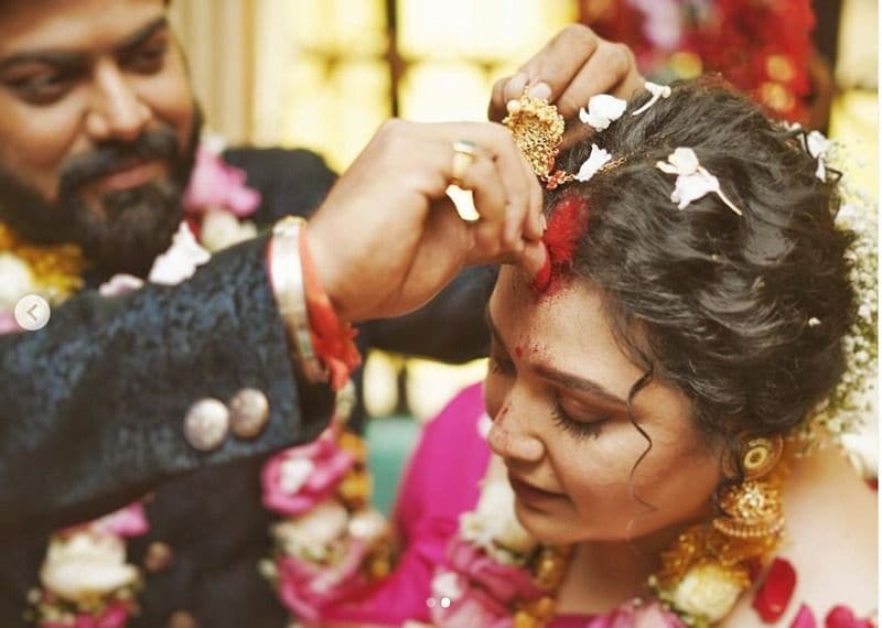 <p>অমিত পাঞ্জাবি। তাই ছেলের বাড়ির মতেই চৈত্র মাসে ছাদনাতলায় বসলেন দেবশ্রী। তবে তাদের বিয়েতে পরিবারের সকলে এতটাই খুশি যে মাস-দিন নয় বরং এই দিনটার অপেক্ষাতেই সকলেই ছিলেন।<br />
</p>