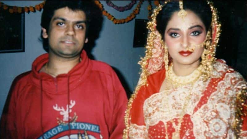 <p>आखिरकार जया और श्रीकांत ने शादी करने का फैसला किया। श्रीकांत ने बिना अपनी पहली पत्नी को तलाक दिए 1986 में जया प्रदा से शादी कर ली। ये खबर सबके लिए काफी शॉकिंग थी। इतना ही नहीं श्रीकांत की पहली वाइफ ने भी इस शादी का कभी विरोध नहीं किया।</p>
