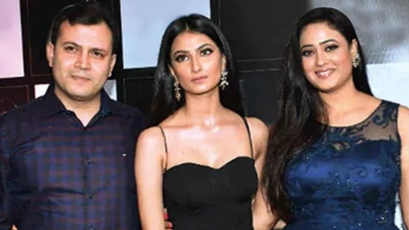 अभिनव ने कहा- एक दिन पलक ने श्वेता से मुझे घर से बाहर निकालने के लिए कहा। तभी से चीजें खराब हो रही हैं। मुझे इस चीज का काफी बुरा लगा है। बाद में मेरे और श्वेता के बीच छोटे-छोटे तनाव भी पैदा हुए, मैं नाराज हूं उन बयान से जो मेरे ऊपर किए गए। बता दें कि श्वेता तिवारी ने अभिनव के खिलाफ एफआईआर भी कराई हुई है।