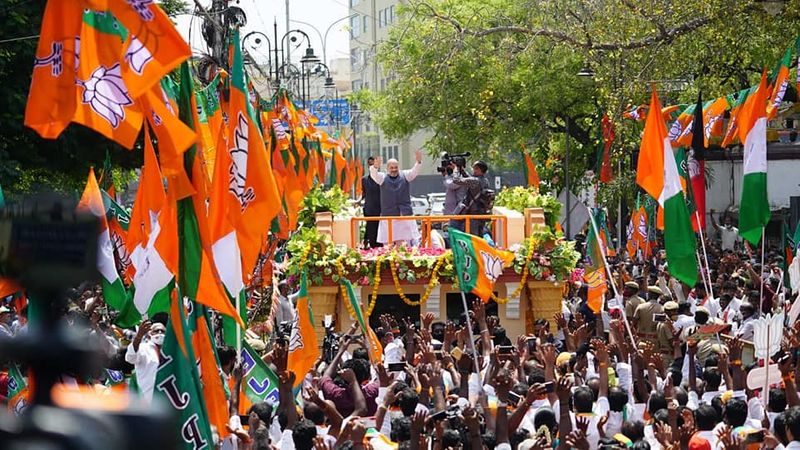 அதிமுகவின் கூட்டணி கட்சியான பாஜக சார்பில் தேசிய கட்சி தலைவர்களும் தீவிரமாக வாக்கு சேகரித்து வருகின்றனர். பிரதமர் மோடி, ராஜ்நாத் சிங், யோகி ஆதித்யநாத், ஸ்மிருதி ராணி ஆகியோர் தமிழகத்தில் தீவிர பிரச்சாரம் செய்துள்ள நிலையில், நேற்றிரவு மத்திய உள்துறை அமைச்சர் அமித் ஷா தமிழகம் வந்தடைந்தார்.