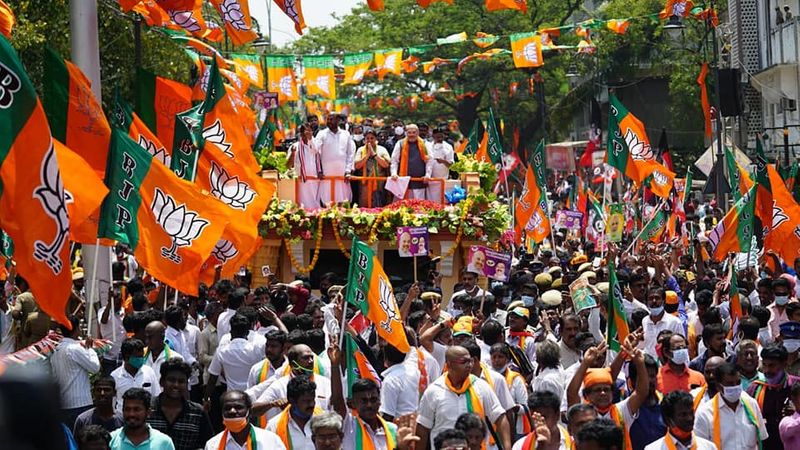 அலங்கரிக்கப்பட்ட திறந்தவெளி வாகனத்தில் வாக்கு சேகரித்த அமித் ஷாவிற்கு ஆயிரக்கணக்கான தொண்டர்கள் கையில் அதிமுக, பாஜக கொடிகளை ஏந்திக்கொண்டு சாலையின் இருபுறத்திலும் நின்றபடி உற்சாக வரவேற்பு கொடுத்தனர். 