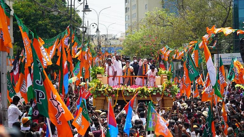 அலைகடலென திரண்டு ஆராவாரத்துடன் வரவேற்பு அளித்த தொண்டர்கள், ஆதரவாளர்கள் மீது மலர்களைத் தூவி மத்திய உள்துறை அமைச்சர் அமித் ஷா தனது மகிழ்ச்சியை வெளிப்படுத்தினார்.
