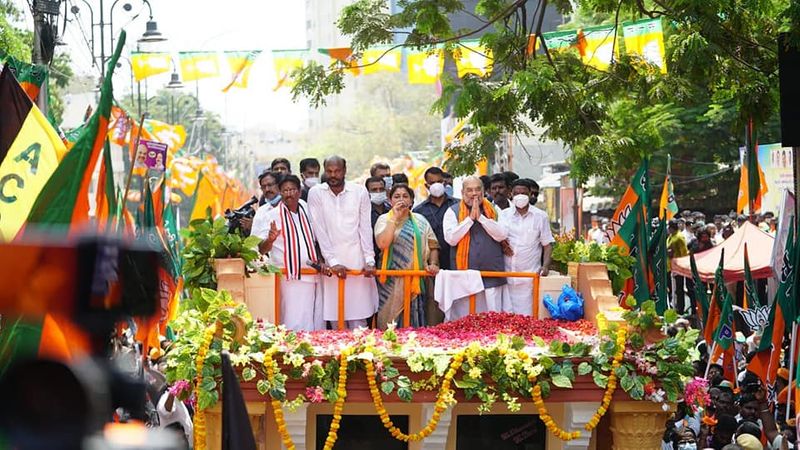 அப்போது கூட்டத்தினரிடையே உரையாற்றிய குஷ்பு, “உங்களுடைய எழுச்சியை பார்க்கும் போது நம்முடைய வெற்றி நிச்சயமாகிவிட்டது. நம்முடைய இந்த எழுச்சி மூலமாக திமுகவுக்கு தக்க பாடம் புகட்டுவோம்” என தெரிவித்தார். 