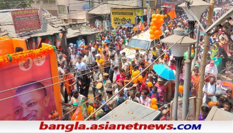 <p> হেলিকপ্টার থেকে গাড়িতে প্রচার মাঠে যান। সেখান থেকে প্রার্থীর সাথে গাড়িতে প্রচারে বেরোন তিনি। জনমানুষের ঢলে যাত্রাপথের রাস্তা ভরে যায়। </p>
<p><br />
</p>