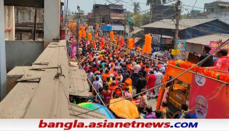 <p><br />
গাড়ি থেকে হাত দেখাতে থাকেন তিনি। তাকে দেখার জন্য করোনা ভুলে রাস্তায় ভিড় করেন উলুবেড়িয়া উত্তর বিধানসভা কেন্দ্রের মানুষ। শুধু তাই নয় খেলা হবে খেলা হবে নাচে-গানে বাদ্যযন্ত্র ভরে ওঠে ওই রোড শো।</p>