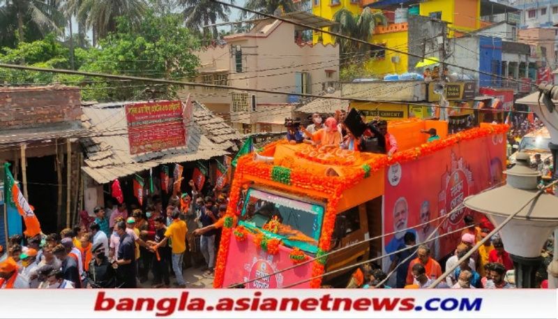 <p> </p>
<p> </p>
<p><br />
উলুবেড়িয়াতে বিজেপি প্রার্থী প্রত্যূষ মণ্ডলের সমর্থনে রোড শোতে তিনি যোগ দেন আজকে। হাওড়ার এই কেন্দ্রে বিজেপি প্রার্থী প্রত্যূষ মণ্ডলের জন্যে ভোট চাইতে প্রচারে নামেন তিনি।</p>