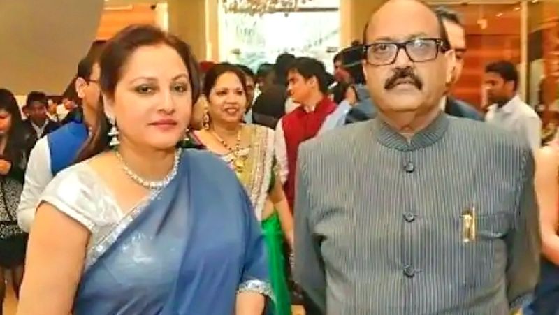 फिल्मों के साथ-साथ राजनीति में भी जया प्रदा ने खूब नाम कमाया है। तेलुगु देशम पार्टी से अपने राजनीतिक करियर की शुरुआत करने वाली जया प्रदा ने 2004 में समाजवादी पार्टी ज्वॉइन की थी। उन्हें सपा में लाने का श्रेय अमर सिंह को जाता है।