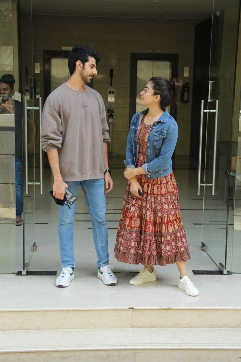 <p>ಅಂದ ಹಾಗೆ ನಟಿಯ ಜೊತೆ ಬಾಂದ್ರಾದಲ್ಲಿ ಕಾಣಿಸ್ಕೊಂಡಿರೋದ್ಯಾರು ಅನ್ನೋ ಕುತೂಹಲ ಇದೆಯಾ..?</p>