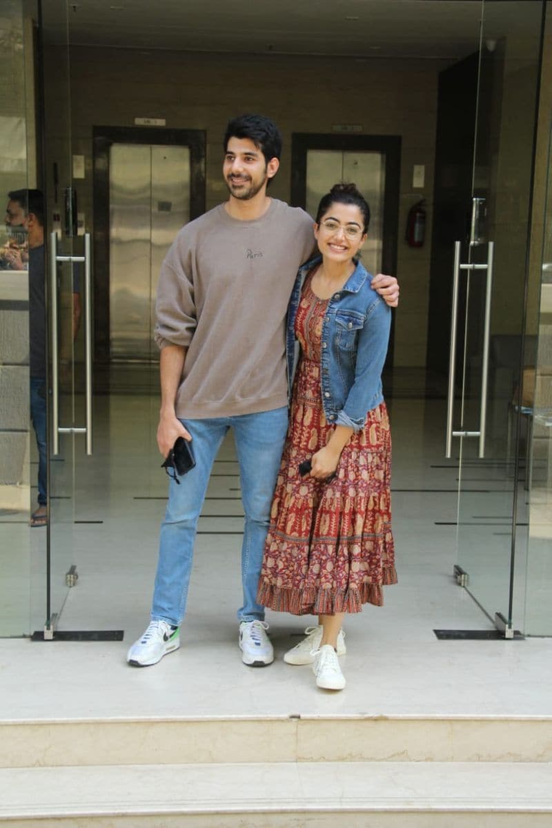 <p>ರಶ್ಮಿಕಾ ಭುಜದ ಮೇಲೆ ಕೈ ಇಟ್ಟಿರೋ ನಟನನ್ನು ಬಳಸಿಹಿಡಿದಿರೋ ರಶ್ಮಿಕಾ ಕ್ಯೂಟ್ ಸ್ಮೈಲ್ ಕೊಟ್ಟಿದ್ದಾರೆ.</p>