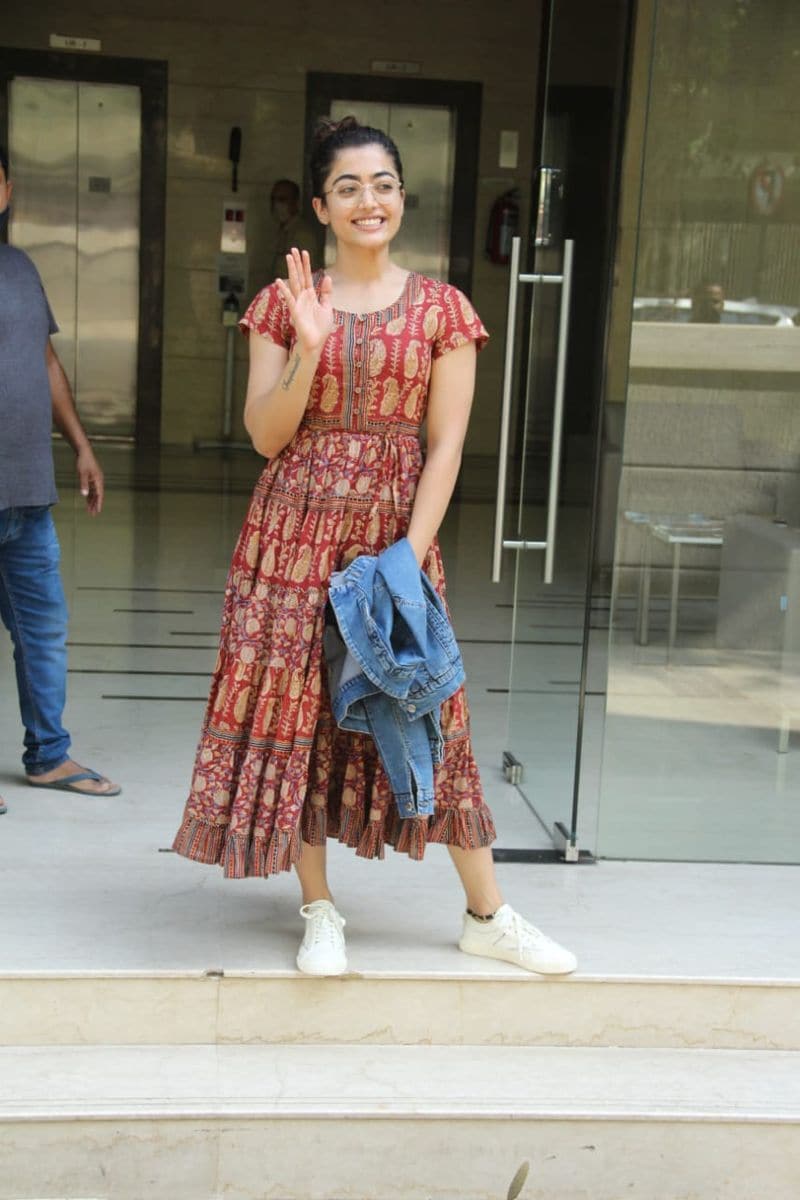 <p>ಎಂದಿನಂತೆ ಸಿಂಪಲ್ ಲುಕ್ನಲ್ಲಿ ಕಾಣಿಸಿಕೊಂಡ ಚಮಕ್ ಚೆಲುವೆ ಬ್ಲೂ ಓವರ್ ಕೋಟ್ ಹಿಡಿದುಕೊಂಡಿದ್ದರು. ಇದಕ್ಕೆ ವೈಟ್ ಸ್ನೀಕರ್ಸ್ ಮ್ಯಾಚ್ ಮಾಡ್ಕೊಂಡಿದ್ದರು</p>