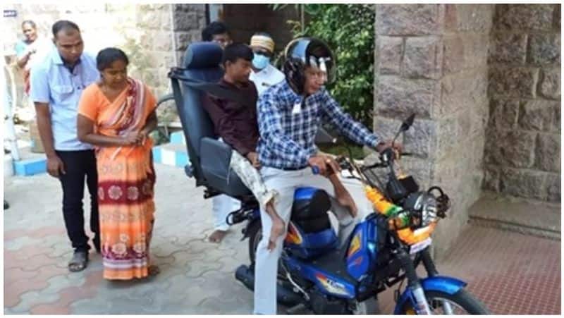 Corona to the election officer ... Madurai District Collector who drove himself to the hospital ..!