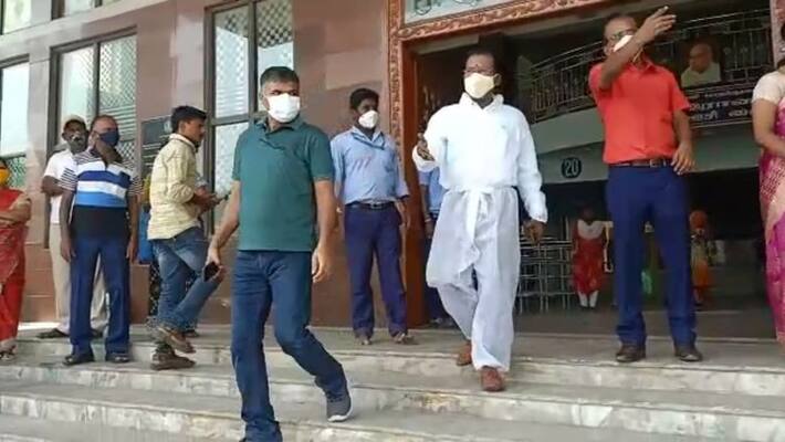 Corona to the election officer ... Madurai District Collector who drove himself to the hospital ..! Corona to the election officer ... Madurai District Collector who drove himself to the hospital ..!