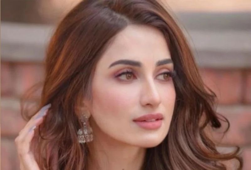 दीक्षा सिंह बताती हैं 'मैने गांव से कक्षा तीन तक की पढ़ाई की है। इसके बाद अपने पिता के साथ मुंबई और फिर गोवा चली गईं। मैं कालेज के समय से ही प्रतियोगिताओं व राजनीतिक डिबेट में हिस्सा लेती रही हूं। गांव में समय-समय पर आती रहती हूं। गांव आने पर देखा कि आज भी जौनपुर जिला विकास से कोसों दूर है, इसलिए पंचायत चुनाव में कुछ बदलाव की सोच से आई हूं।'