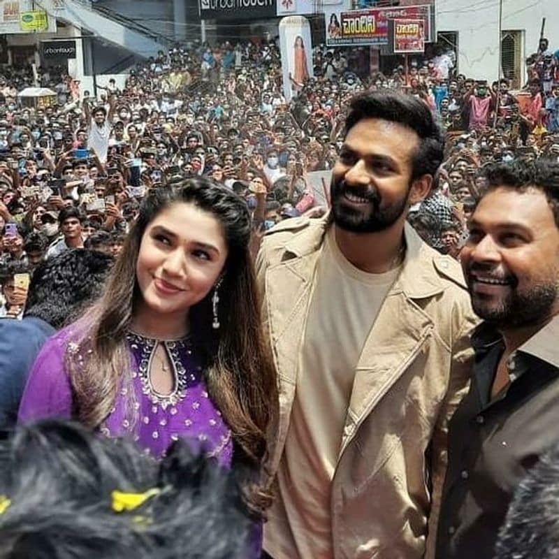 కృతి, వైష్ణవ్ తేజ్ వస్తున్నారని తెలిసి చుట్టుప్రక్కల వారంతా వందల మంది అభిమానులు అక్కడికి చేరుకున్నారు. దీంతో భారీ జనసందోహంగా మారిపోయింది షాపింగ్ మాల్ ప్రాంగణం.