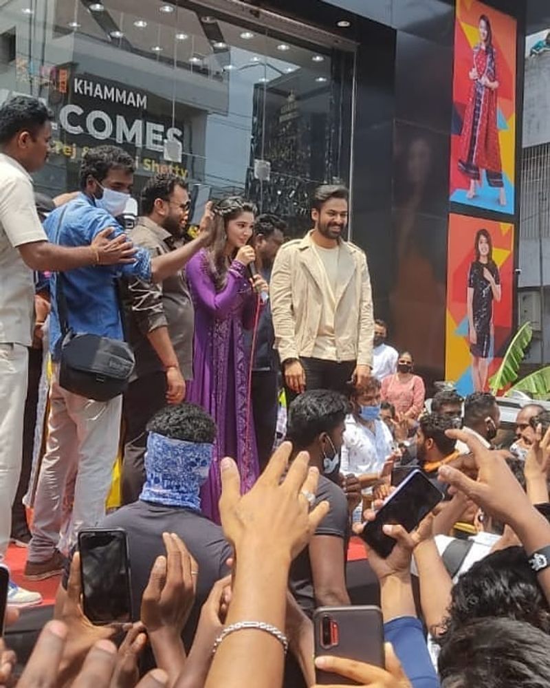 వీరిద్దరు కలిసి గెస్ట్ లుగా హాజరై షాపింగ్ మాల్ని ఓపెనింగ్ చేశారు. ఇందులో పలు పట్టు వస్త్రాలతో కృతి శెట్టి హల్చల్ చేసింది. చూపులను ఆకర్షించింది.