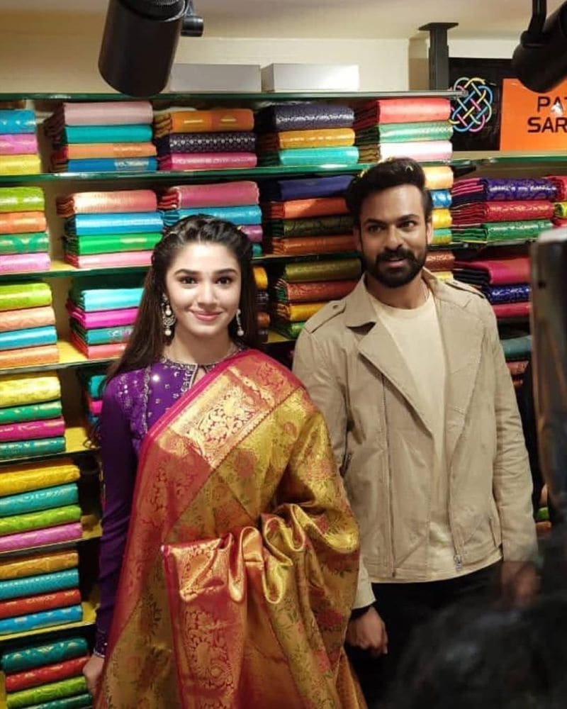 షామింగ్ మాల్లో శారీ మ్యాచింగ్లో కృతి. పక్కన వైష్ణవ్ తేజ్.