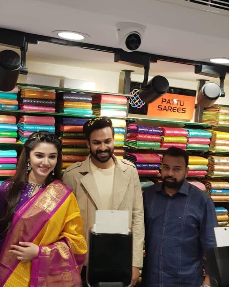 షామింగ్ మాల్ ఓపెనింగ్లో కృతి శెట్టి, వైష్ణవ్ తేజ్ సందడి.